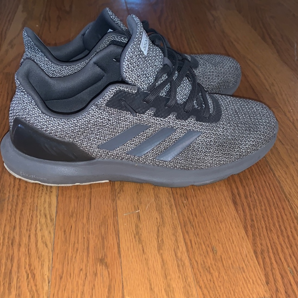Tennis shoes